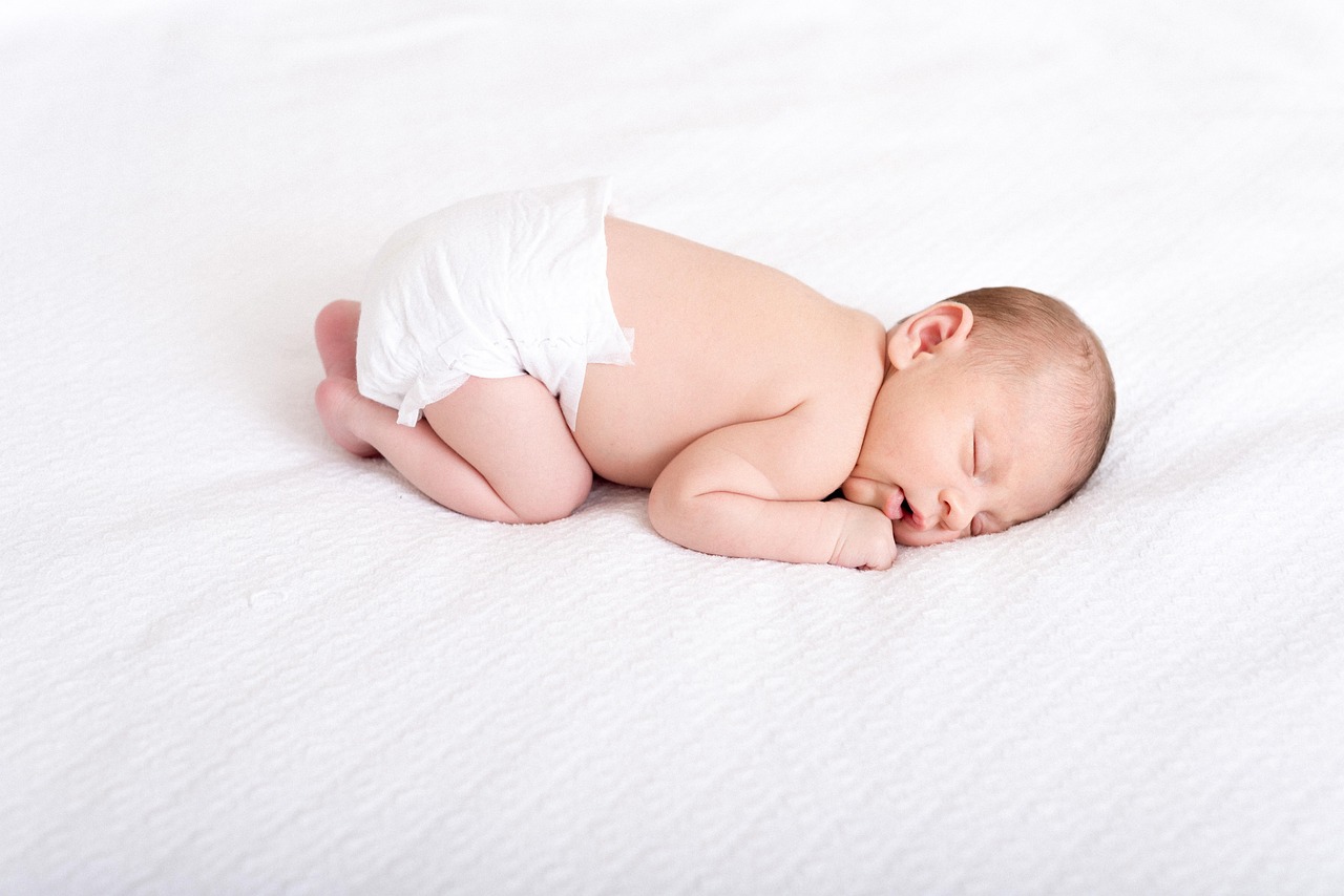 Baby Diaper Size Guide: How to Choose the Right Size and Avoid Leaks 1 Newborn baby for a diaper size guide
