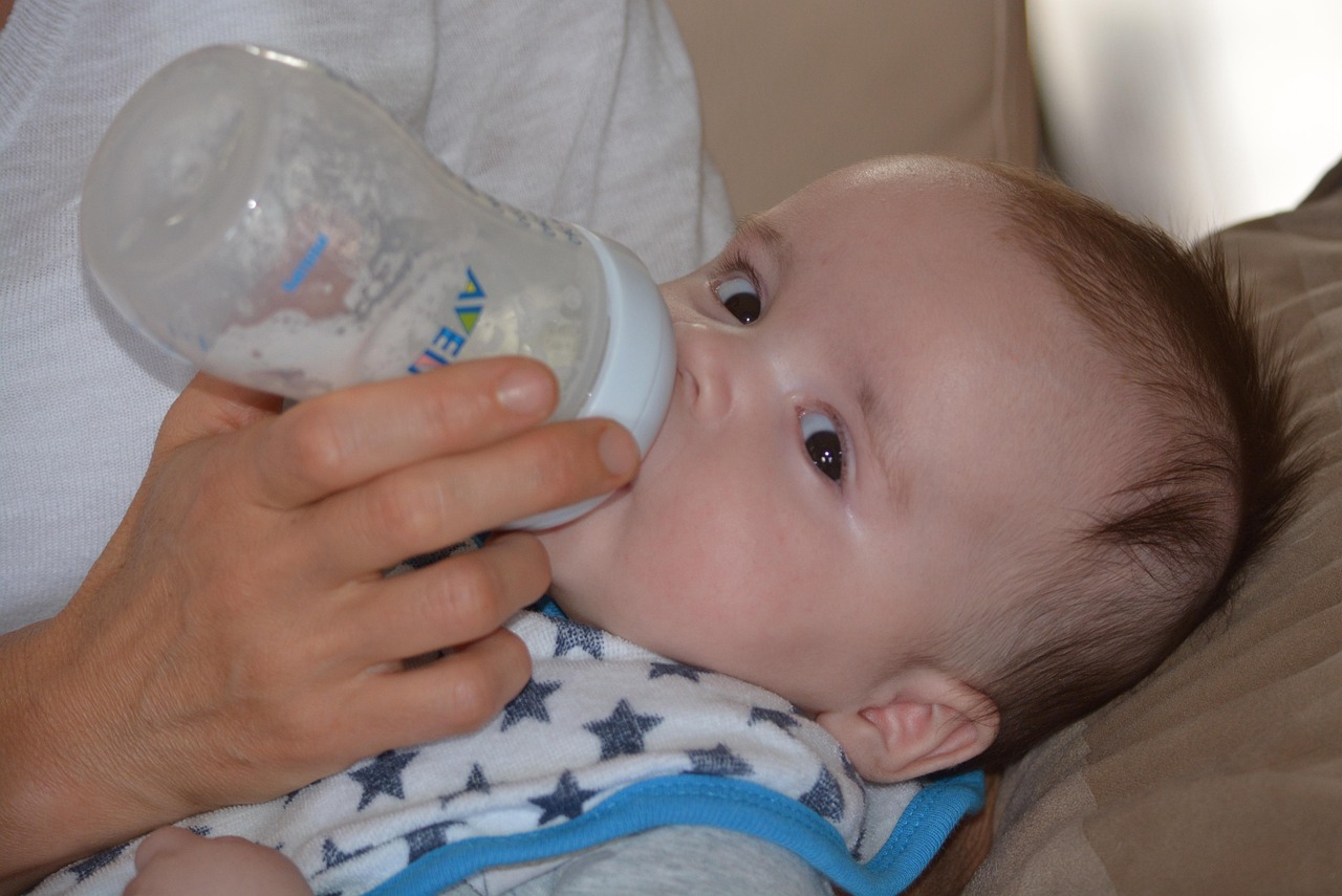Formula Milk Guide: Types, How to Choose and How to Prepare It Safely 1 Baby drinking milk from a bottle