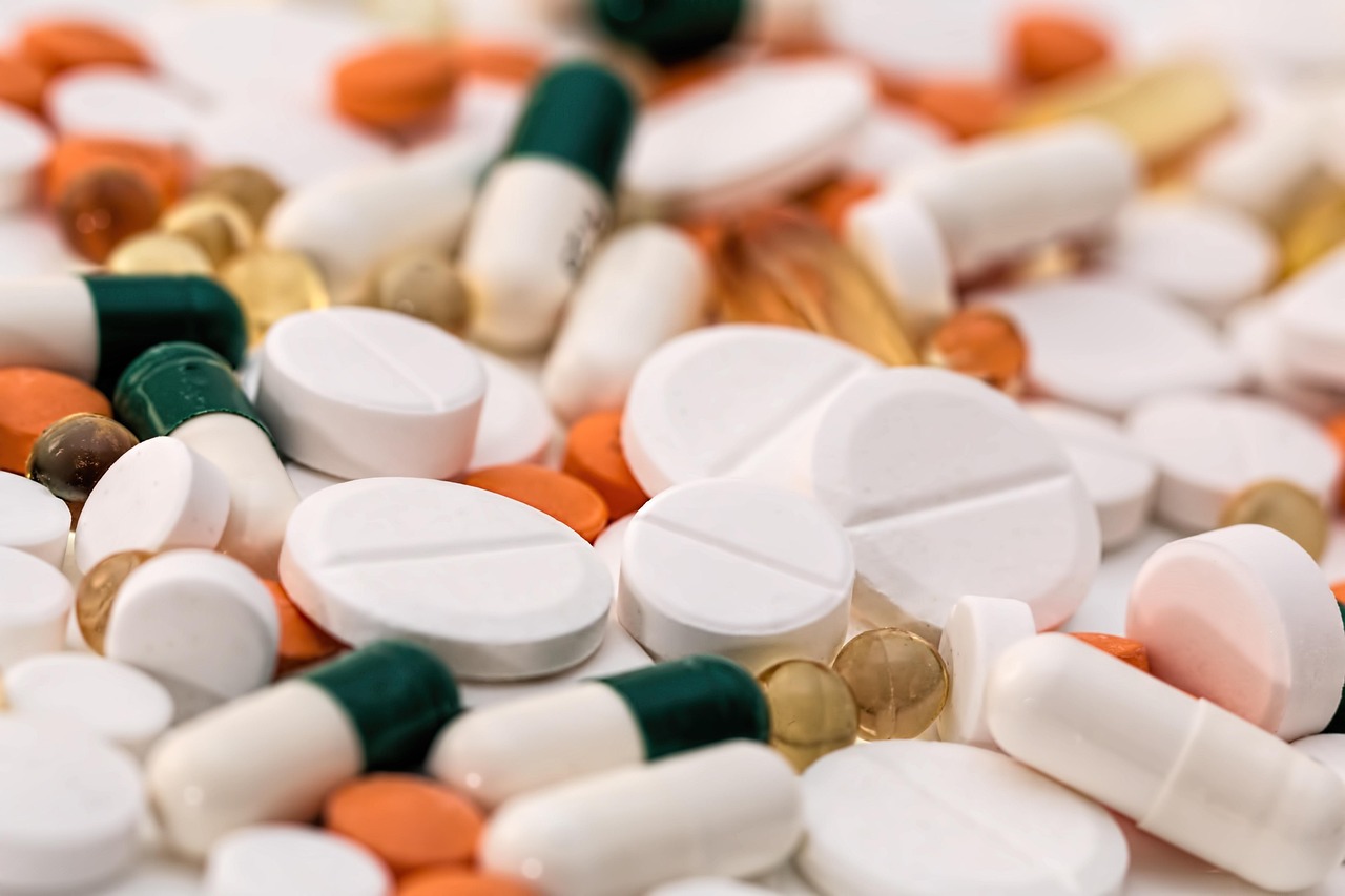 Painkillers Explained: Paracetamol, Ibuprofen, Diclofenac and Tramadol Safely 1 Painkiller tablets and headache